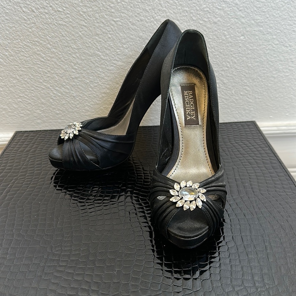 Badgley Mischka satin evening shoes. Size 6.